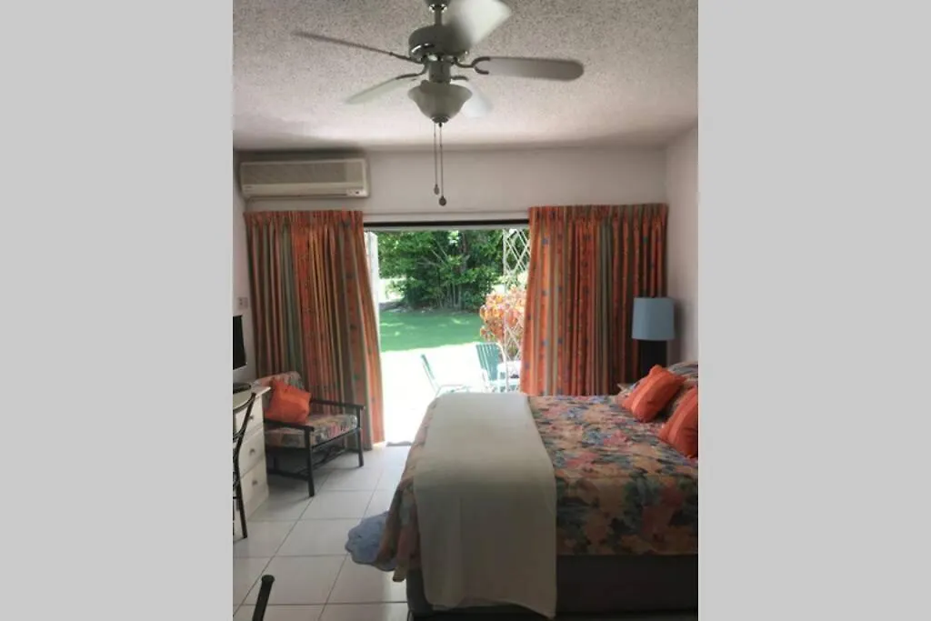 Lovely Perfectly Located Studio Apartment 布里奇敦