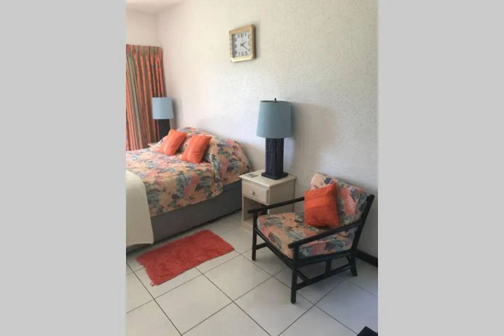 Lovely Perfectly Located Studio Apartment 布里奇敦